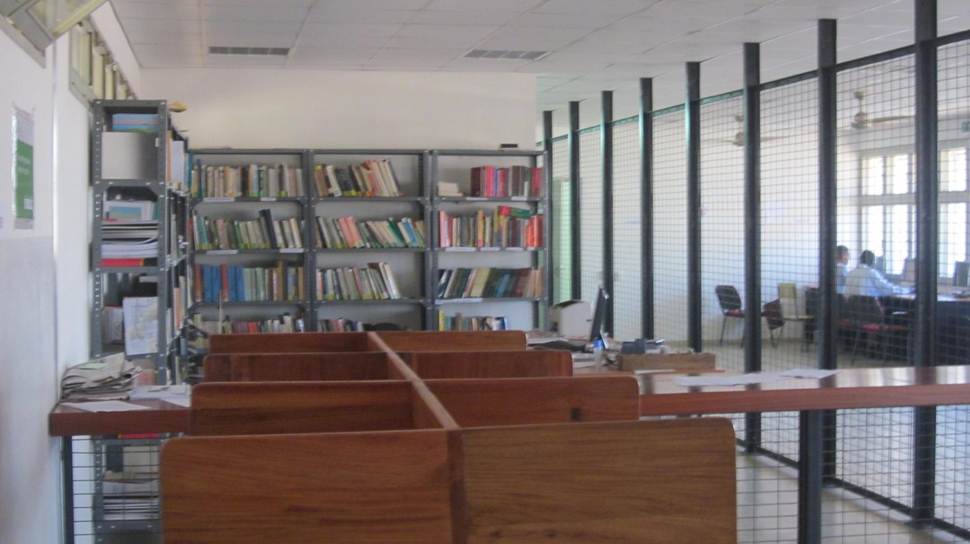 Estudantes em aulas de campo de Topografia