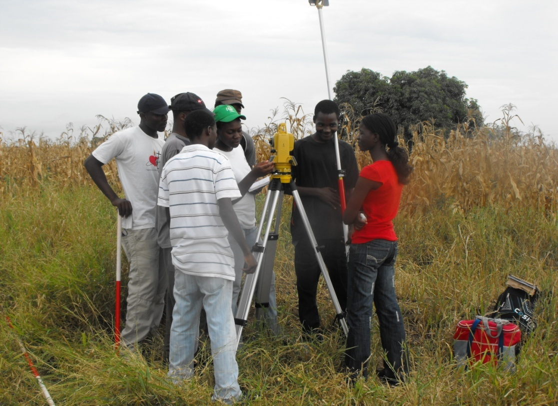 Estudantes em plenas actividades de levantamento topográfico